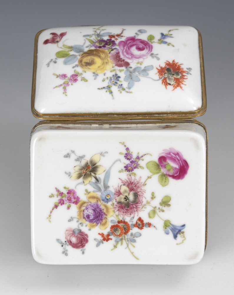 Tabatiere mit Blumenmalerei.Ungemarkt, MEISSEN?, um 1800. Polychrome Malerei. 4 x 8,5 x 6,5 cm. - Image 3 of 3