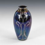 Jugendstil-Vase mit Silberauflage.Um 1900. Violettes Glas, irisiert. H 13 cm. Kleine Balustervase