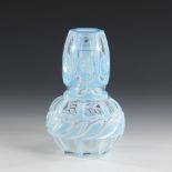 Biedermeier-Nachtflasche.BÖHMEN, um 1850. Farbloses Glas mit opalweißem und hellblauem Überfang. H