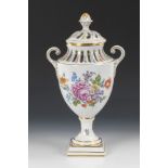 Potpourrivase, POTSCHAPPEL.Marke, ab 1901. Polychrom bemalt, goldstaffiert. H 41 cm. Halbovoider