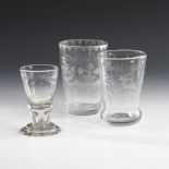 Schnapsglas und 2 Becher.2. Hälfte 18. Jahrhundert/Anfang 19. Jahrhundert. Farbloses, 1x