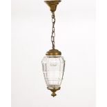 Deckenlaterne.Frankreich, um 1910/20. Messing und Glas. L 66 cm, ø 19 cm. 1-flammige elegante
