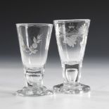 2 Schnapsgläser.Um 1800. Farbloses Glas; Mattschliffdekor. H 10,5 und 11 cm. Konische, in den