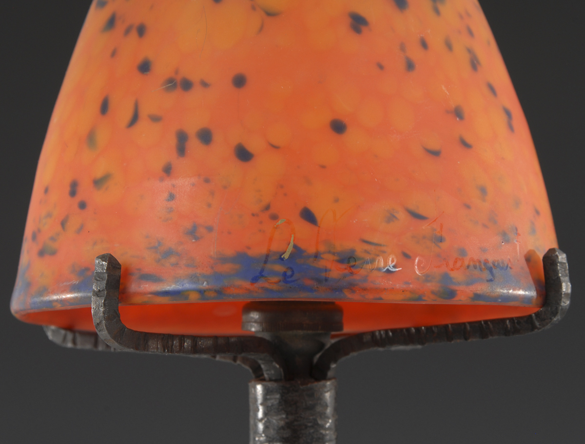 Tischlampe.Signiert "Le verre Francais". Farbloses, mattiertes Glas mit orangefarbenen,blauen und - Image 2 of 2