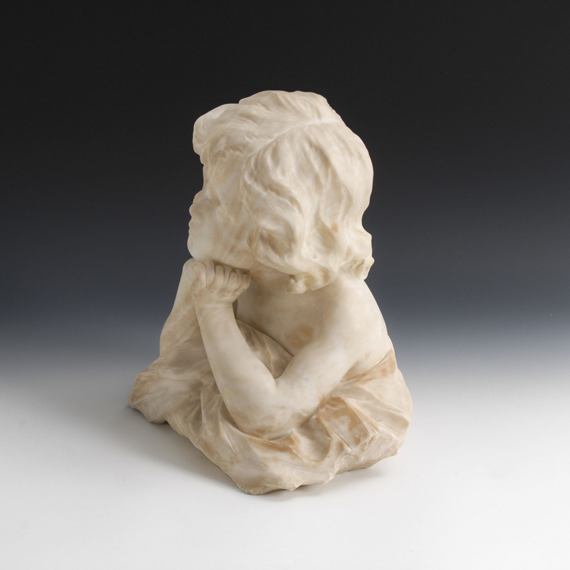 Alabasterbüste: Kleines Mädchen.Weißer Alabaster. H 37 cm. Verträumt aufblickendes Kind.Einige - Bild 3 aus 6