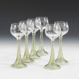 6 elegante Römer.Um 1900. Farbloses und grünes, schrägoptisch geblasenes Glas; Schliffdekor. H20,5