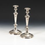 Paar versilberte Kerzenleuchter.Wohl England, 2. H. 19. Jahrhundert. H je 32 cm. 1-flammige Leuchter