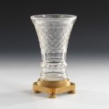 Vase mit Bronzemontierung.Frankreich?, 2. Hälfte 19. Jahrhundert. Farbloses Glas mit Kerb-, Steinel-