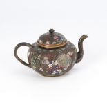 Cloisonné-Teekännchen.China, H 11 cm. Mehrpassige Cloisonnékanne in Form eines Kürbisses mit tief