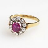 Entourage-Ring mit Rubin und Brillanten.585 GG/WG, ø 18,5 mm/Rg 58, 5,12 g. Pinkstichig roter Rubin,