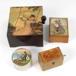 4 Spieldosen.Wohl um 1900-30. 2x gemarkt: Frankreich und Schweiz. Max. 9 x 16,5 x 14,5 cm. 3