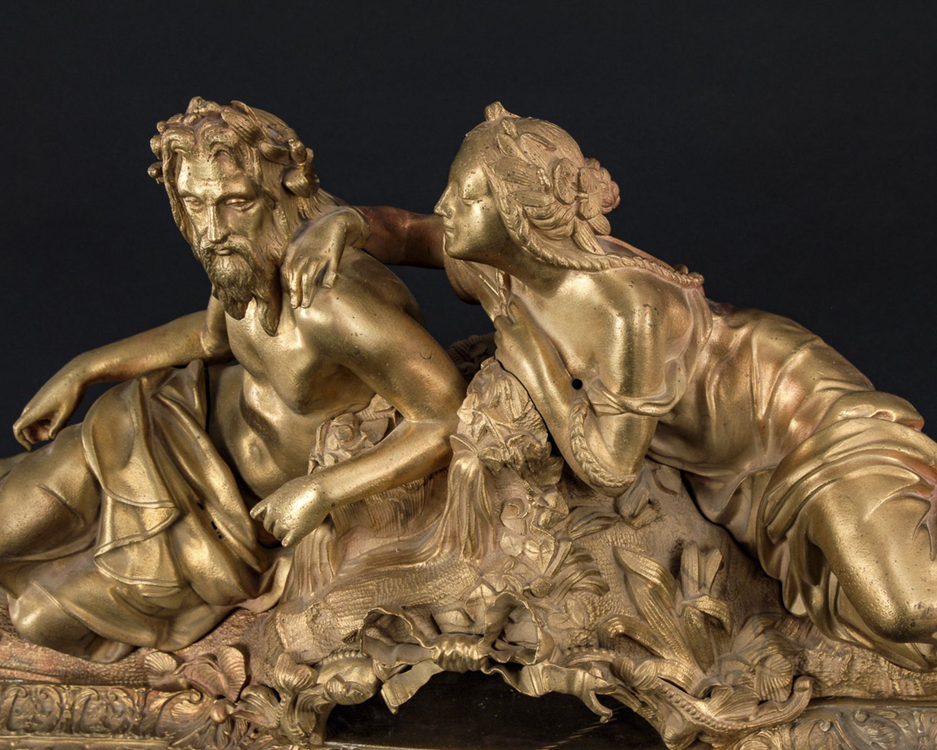Flussgott und Flussgöttin.Goldfarbene Bronze. 25 x 55 x 16,5 cm. Mit vegetabilen Friesen reich - Bild 3 aus 4
