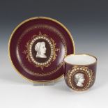 Tasse mit Antikenköpfen, WIEN.Bindenschildmarke, um 1780. Polychrom bemalt, goldstaffiert. H Tasse 6