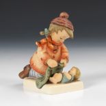 HUMMEL-Figur: Puppenmutti."Schlaf gut", Stempelmarke, ab 1991, Modell-Nr. 424, H 12 cm.- - -18.