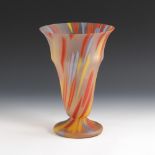 Art-déco-Vase.Um 1930. Farbloses, mattiertes Glas mit roten, gelben und blauen,