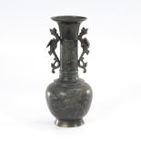 Bronze-Vase mit Vögeln.H 31 cm. Vase mit hohem Hals und zwei Handhaben. Auf dem kugeligen Bauch