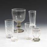 6x Formglas.2. Hälfte 19. Jahrhundert. Farbloses Glas. 3 Gläser mit aufgescholzenem, weißem Rand: