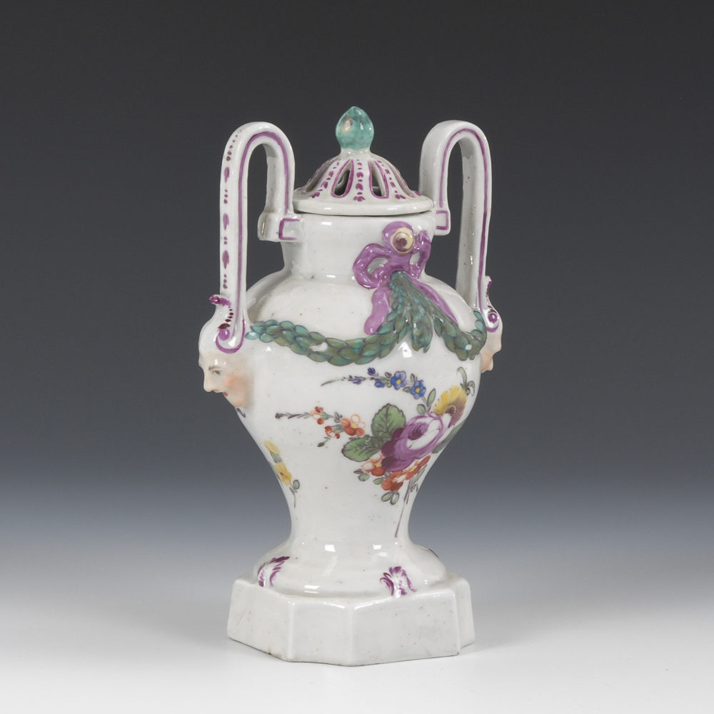 Seltene Potpourrivase, GERA.G-Marke, um 1780/90. Polychrom bemalt. H 17 cm. Kleine Balustervase - Image 2 of 3