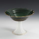 Fußschale.2. Hälfte 19. Jahrhundert. Grünes Glas und weißes Alabasterglas,goldstaffiert. H 20 cm.