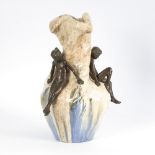 JOZON, Jeanne: Große Keramikvase mit 2 Bronzefiguren.Sandfarbener Scherben, polychrome