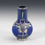 Jugendstil-Vase mit Silberauflage.Um 1900. Kobaltblaues, irisiertes Glas. H 13 cm. Quadratischer,