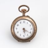 Vergoldete Damentaschenuhr mit Emailblumen.Um 1910. Firmenmarke "DC", Gehäusenr. 182659. Brückenwerk