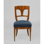 Biedermeier-Stuhl.Um 1820/30. Kirschbaum furniert. H 112 cm. Posterstuhl mit konvex geformtem