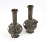 Paar kleine Bronzevasen mit Blütenauflagen.Japan?, um 1900. H 18 cm. Schwere Vasen auf kleinem Fuß