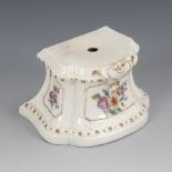 Sockel, MEISSEN.Ungemarkt, 18. Jahrhundert. Polychrom bemalt, goldstaffiert. H 5 cm. Kleiner