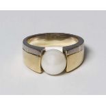 Perlen-Ring.585er Gelbgold-Weißgold (14 kt), Zuchtperle ø circa 8.7 mm,stabile volle Schiene, im
