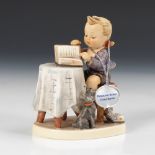 HUMMEL-Figur: Junge mit Büchern und Hund am Tisch."Stellvertretung", Stempelmarke, ab 1991, Modell-