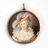 Miniatur: Dame mit Federhut.Um 1800. 14 kt Roségold geprüft, wohl Tempera/Elfenbein, mit