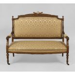 Sofabank im Louis-Seize-Stil.Um 1880/90. Nussbaum massiv und gebeizt. Ca. 107,5 x 130 x 57 cm.