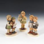 3 HUMMEL-Figuren: Musizierende Kinder, Geschwisterpaar, Mädchen mitBlumenvase.Jeweils gemarkt, 1x