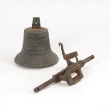 Bronzeglocke mit Eisenjoch.19. Jh. Glocke mit Zierbändern und Nr. "28" sowie Klöppel. Joch
