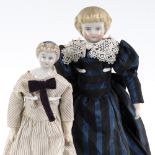 2 blonde Brustkopfpuppen.Um 1900. 1x gemarkt: "5". Glasiertes Porzellan, Stoff, Leder und Masse. L