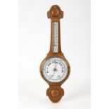 Barometer.20. Jh. Eiche massiv. 79 x 25 cm. Schlichtes Grundbrett mit dezenten Verzierungen.