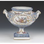 Fußvase.Pfeilmarke, Frankreich, 19. Jahrhundert. Farb- und goldstaffiert. H 27,5 cm. Bauchiger