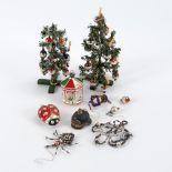 2 Weihnachtsbäumchen und 6 Teile Baumschmuck.Vorwiegend Glas. H 5-22 cm. 2 kleine Christbäume mit
