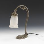 Tischlampe.1. Hälfte 20. Jahrhundert. Farbloses, mattiertes Glas mit weißenPulvereinschmelzungen.
