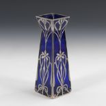 Jugendstil-Overlayvase.Um 1900. Kobaltblaues Glas. H 18 cm. Quadratisch-konische Vase mit