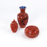 3 Rotlack - Gefäße.Vase, Dose und kleine Deckelvase, wohl China, 20. Jahrhundert. Alle