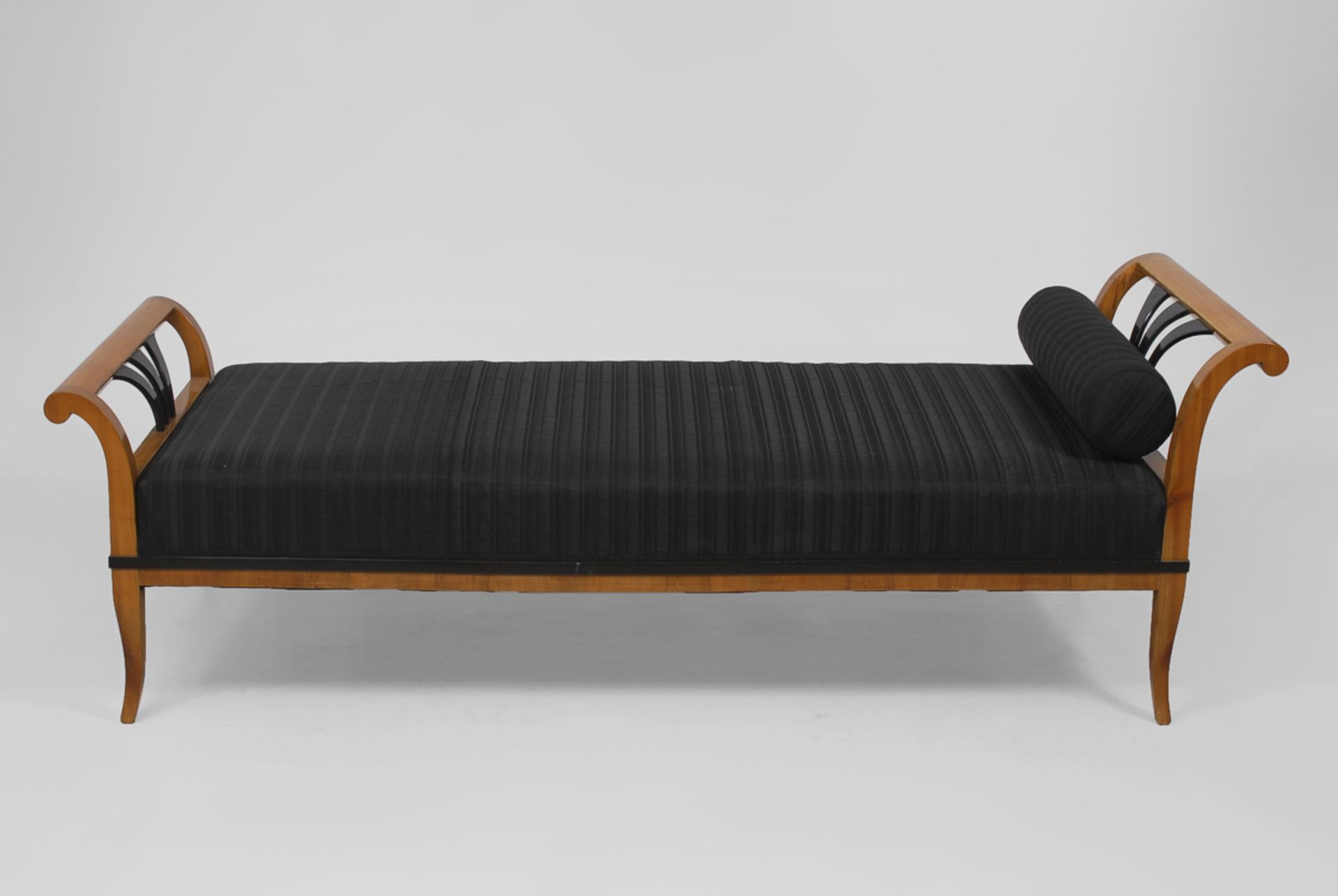 Biedermeier-Chaiselongue.Um 1830/40. Kirschbaum furniert. 57 x 182 x 75 cm. Schlichte Liege mit