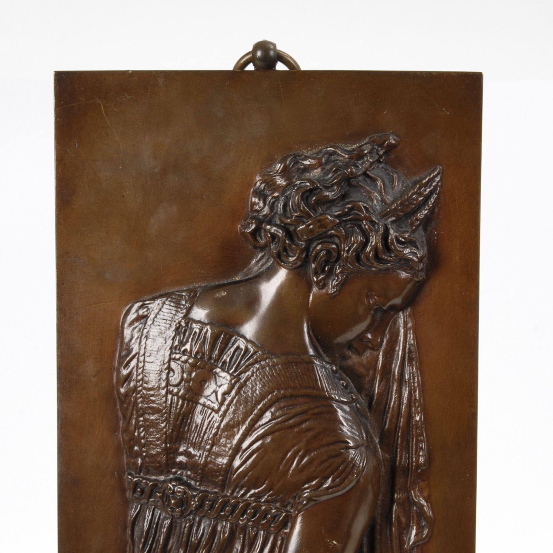 Bronzerelief: Wasserträgerin.Bronze patiniert, "F. Barbedienne" bezeichnet, verso Buchstabe "A", - Bild 2 aus 3