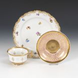 Tasse, Untertasse und Teller, KPM Berlin.Zeptermarke mit Schleifstrich und Zeptermarke KPM, um 1840.