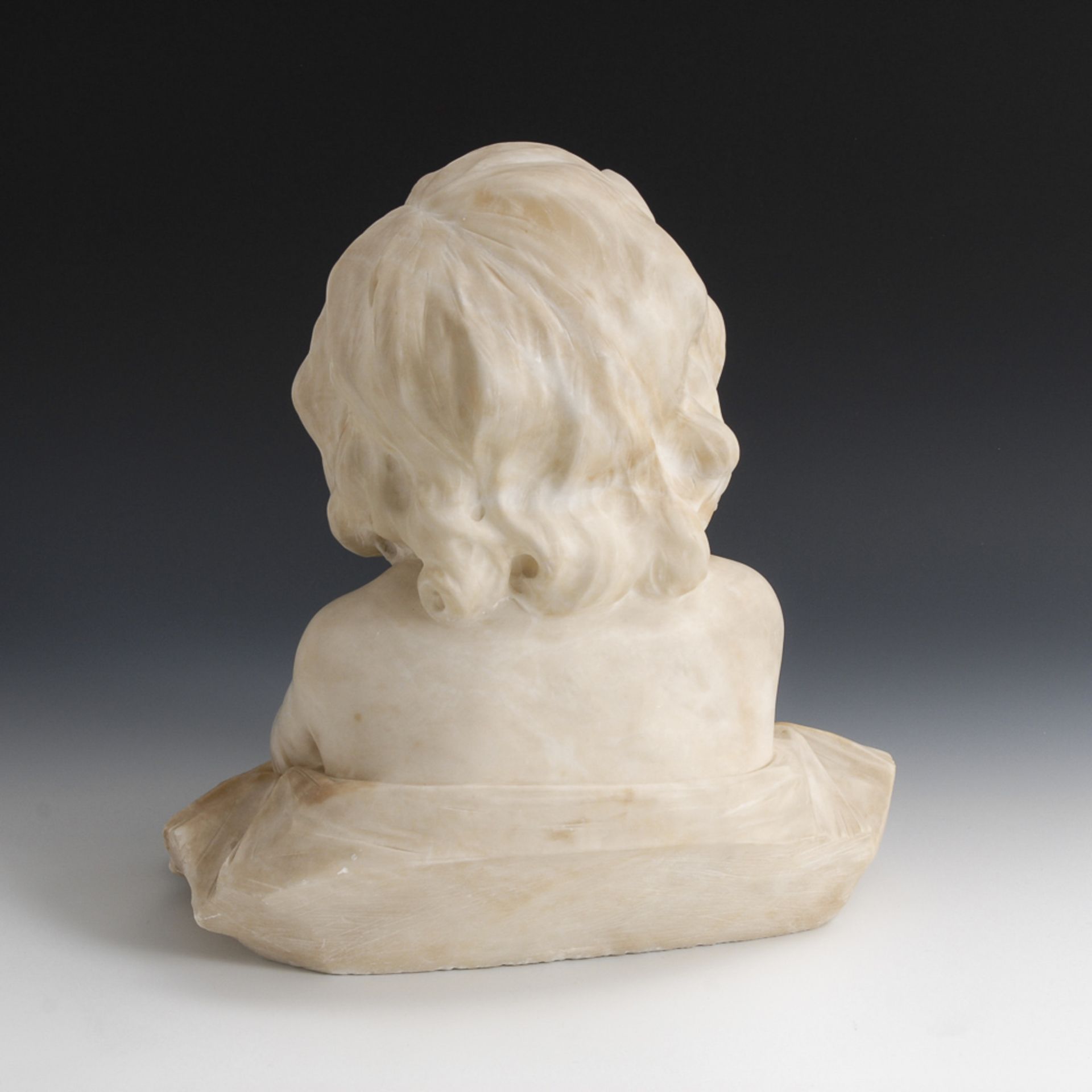 Alabasterbüste: Kleines Mädchen.Weißer Alabaster. H 37 cm. Verträumt aufblickendes Kind.Einige - Bild 4 aus 6