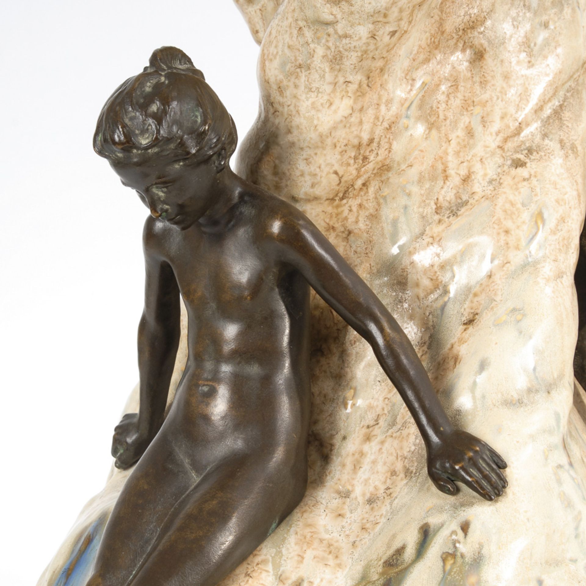 JOZON, Jeanne: Große Keramikvase mit 2 Bronzefiguren.Sandfarbener Scherben, polychrome - Bild 3 aus 8