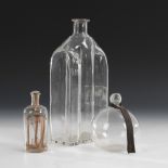 Vierkantflasche, Schusterkugel? und Eingerichte.Süddeutsch, 19. Jahrhundert. Farbloses Glas. 1x