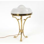 Jugendstil-Tischlampe.Bronze, mattiertes Klarglas. H 49 cm, ø 32 cm. 3 geschwungene Beine und