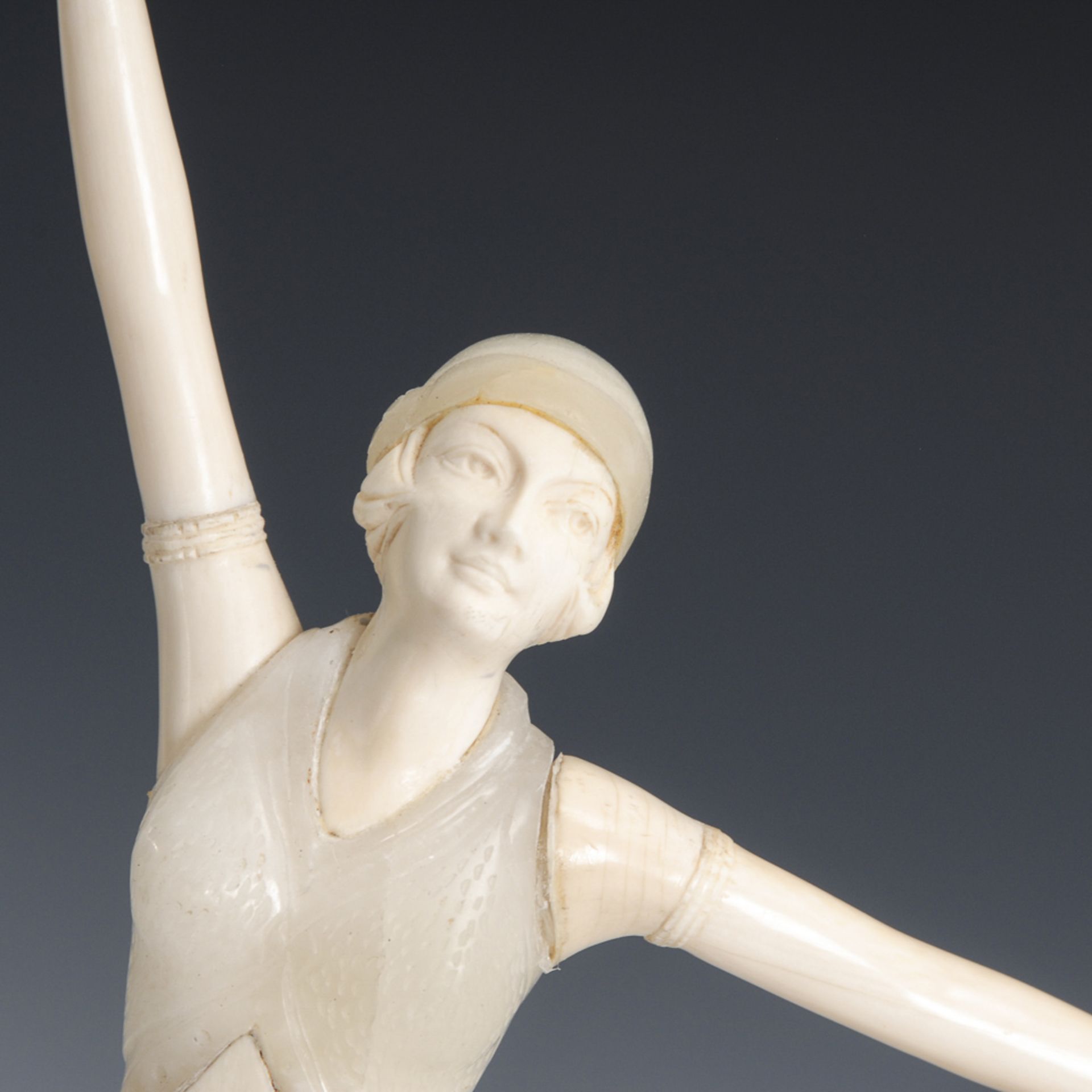 Art-Déco-Tänzerin aus Elfenbein und Onyxmarmor.Elfenbein-Inkarnat und Stein-Bekleidung, schwarz-weiß - Bild 4 aus 4